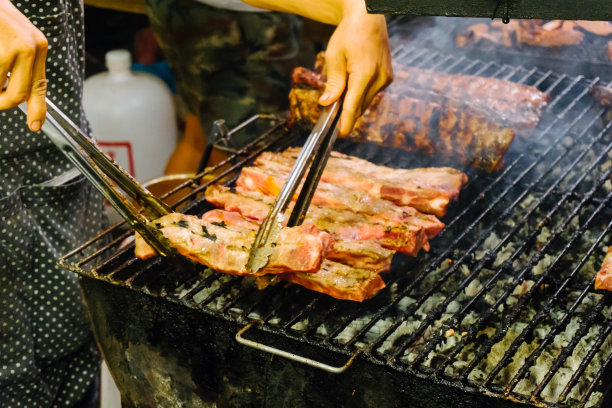 街头食物烧烤烧烤工具户外用餐的概念图片下载