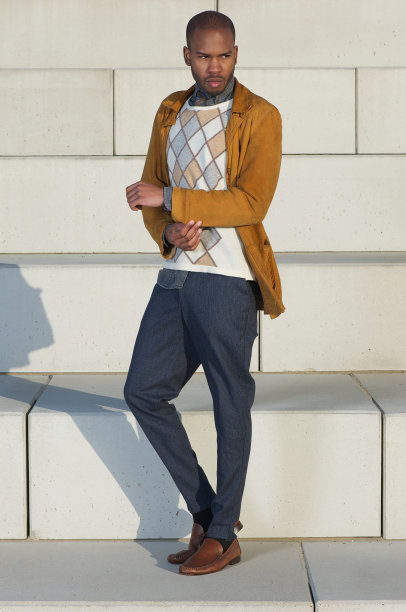 英俊的男时装模特站在户外图片下载