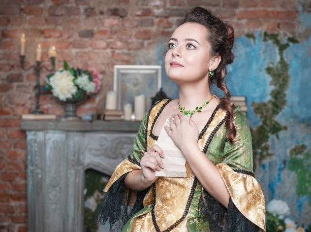 穿着中世纪服装的漂亮女人收到了一封信图片下载