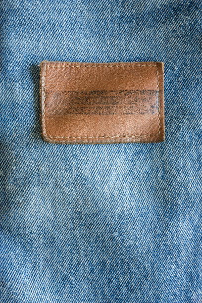 牛仔面料上的皮革图片下载