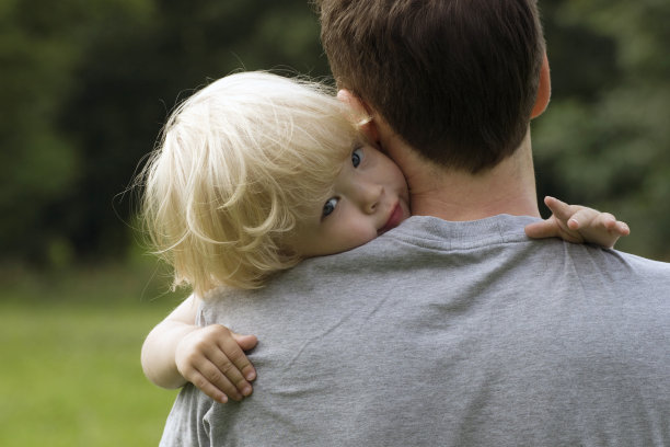 男婴躺在爸爸肩上的肖像图片下载