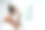 在浴室里擦口红的女人图片下载