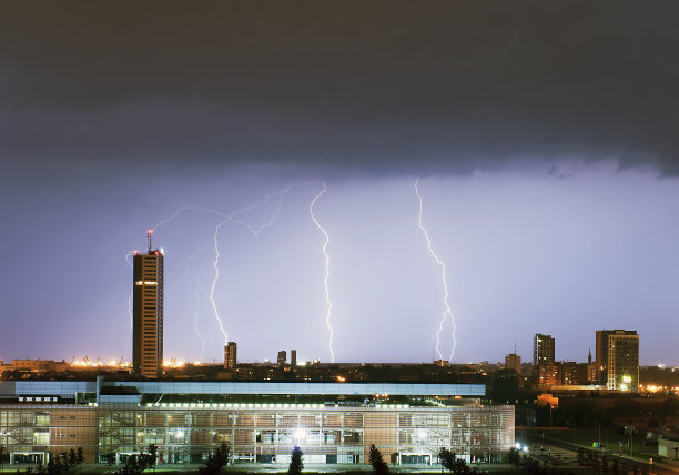 闪电划过暴风雨的夜空图片下载