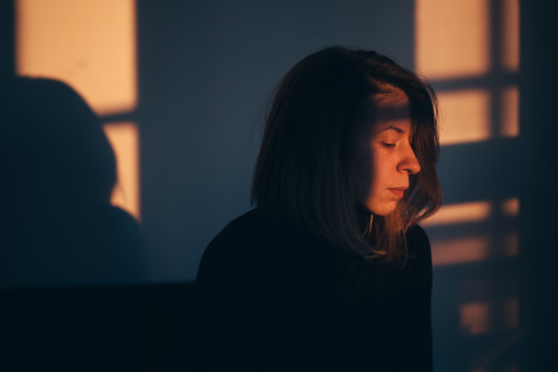 女人独自坐着，神情沮丧素材图片