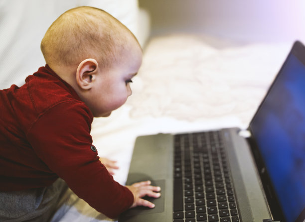 孩子使用电脑。IT行业是他的未来。图片下载