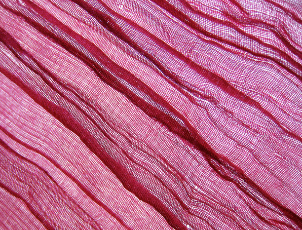 粉红色丝绸与对角线皱褶-背景图片下载