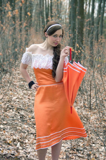 微笑的女孩拿着一把装饰伞图片下载