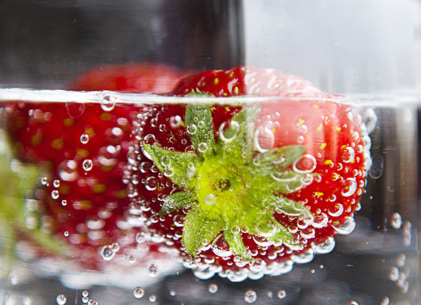 玻璃上的气泡草莓微距图片下载