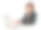 快乐的红发商务女性工作与电脑和微笑图片下载