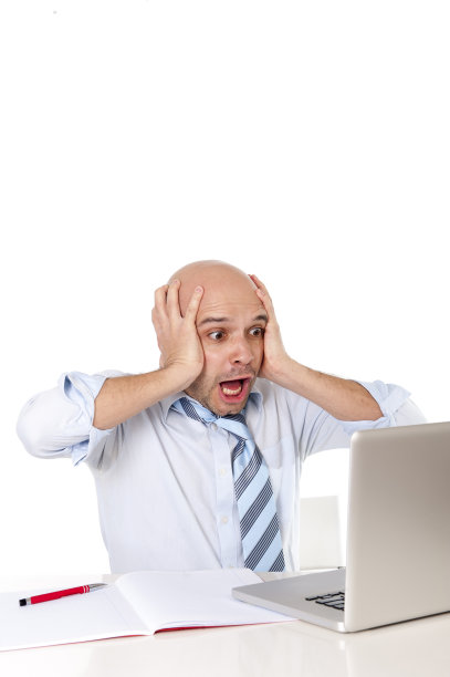 压力大的秃头拉丁商人对着电脑尖叫图片下载