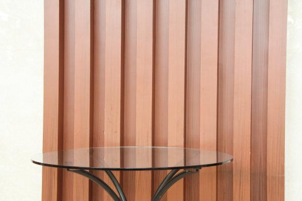 高玻璃桌面与木墙素材图片