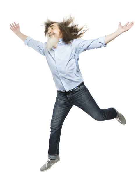 老人张开双臂，快乐活跃的老人，健康的老人图片下载