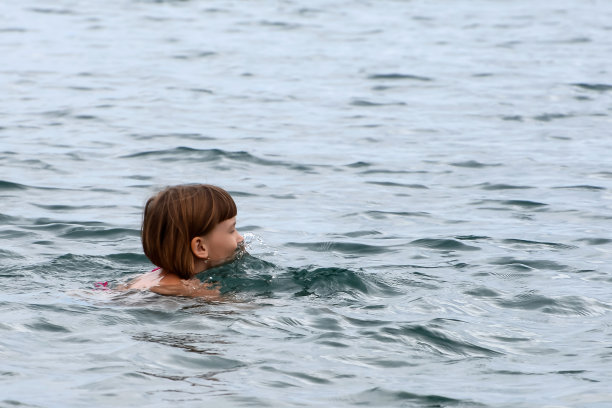 小女孩游泳图片下载