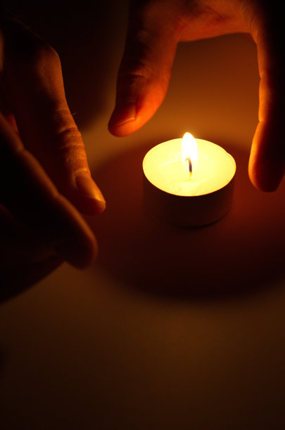 手中的蜡烛图片下载