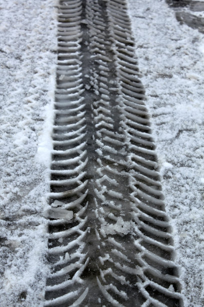 汽车在雪地上留下的痕迹图片下载