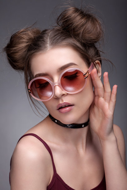 一个漂亮女孩的肖像，画着漂亮的妆图片下载