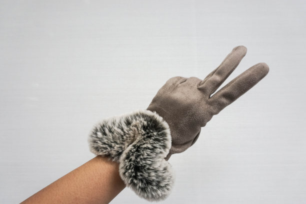 孤立的妇女在冬天戴皮手套作为战斗的象征图片下载