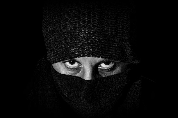 忍者头拍，黑白看着镜头图片下载