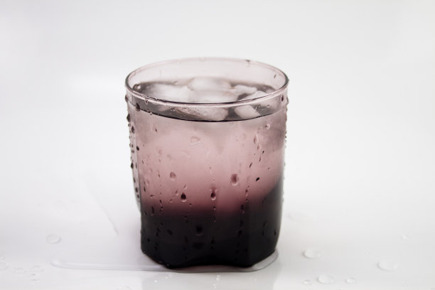 杯中滴下一杯凉水图片下载