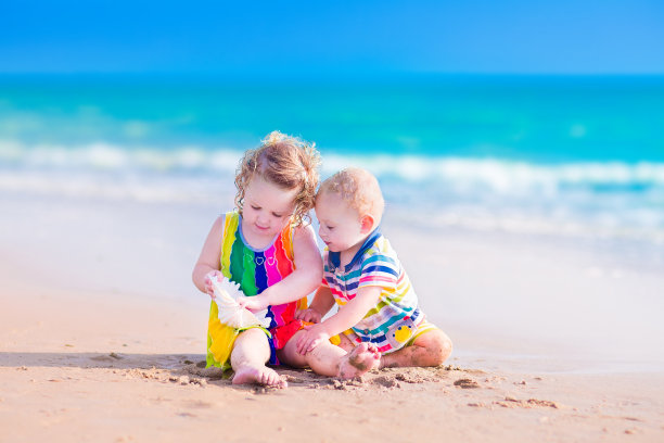 可爱的孩子们在沙滩上玩耍图片下载