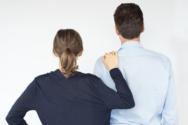 一对情侣背对着镜头的特写素材图片