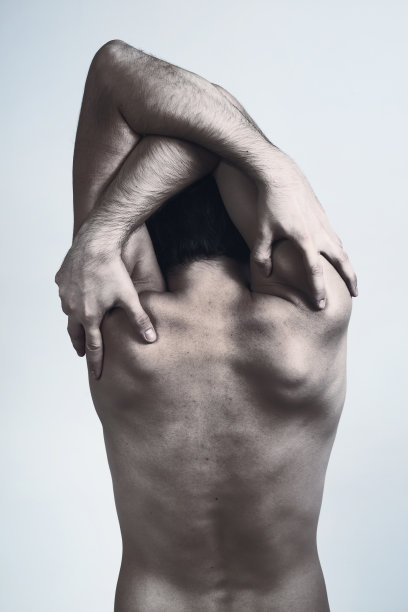 一个男人赤裸的背部图片下载