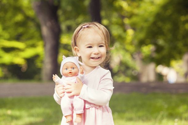 快乐的小女孩和洋娃娃图片下载