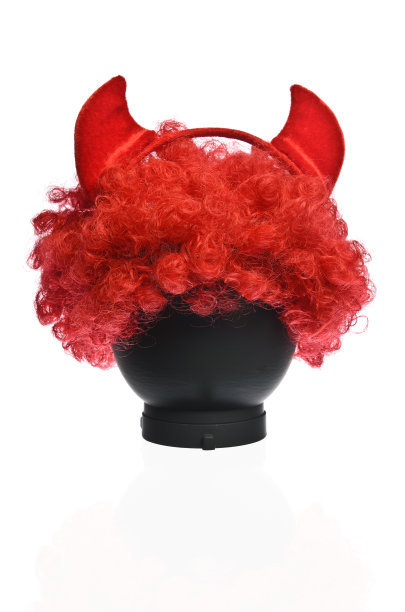 红色小丑假发和魔鬼角图片下载
