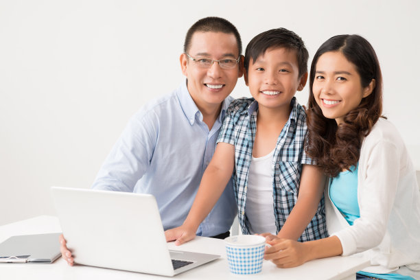 坐在笔记本电脑前图片下载