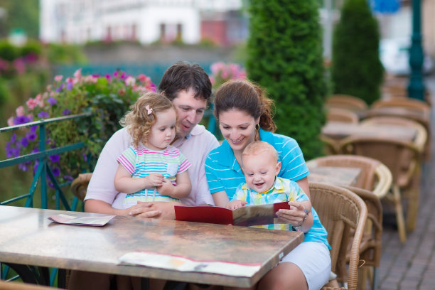 一家人在外面的咖啡馆里图片下载