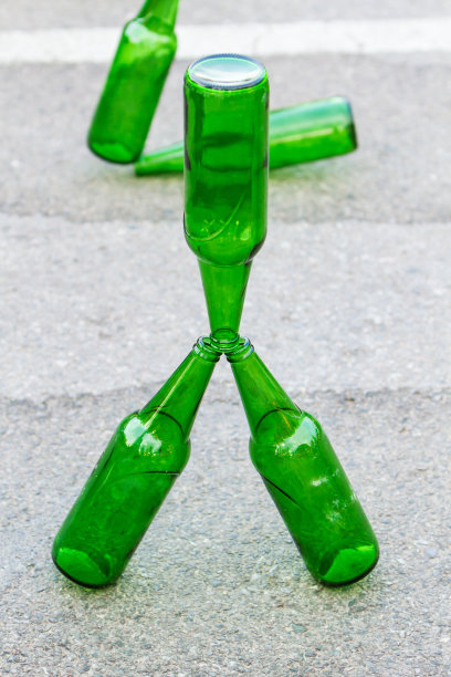 表演每个瓶子，杂技在行动。图片下载