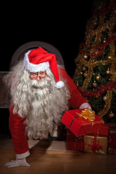 圣诞老人从火炉里出来图片下载