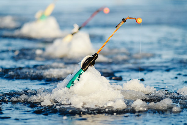 冬天在海上钓鱼，阳光灿烂图片下载