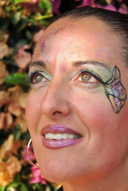 脸上涂了油彩的女人图片下载