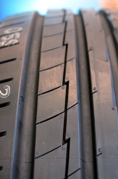 特写高性能轮胎在轮胎商店图片下载