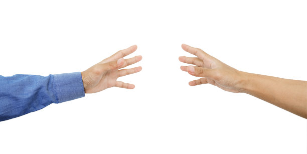 双手伸出，皮肤黝黑，孤立在白色背景上图片下载