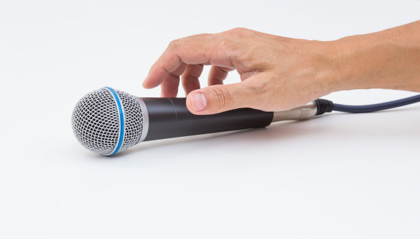手持麦克风在白色背景图片下载