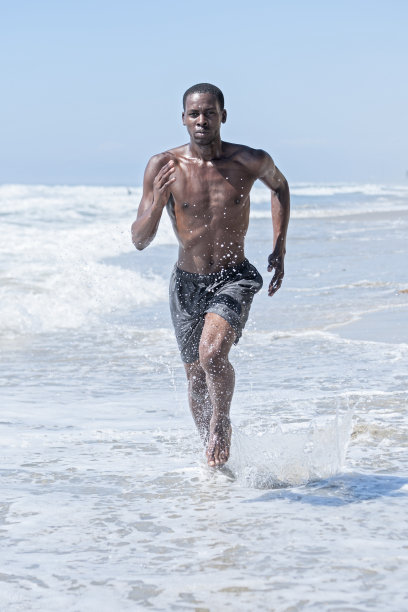 沙滩上跑步锻炼图片下载