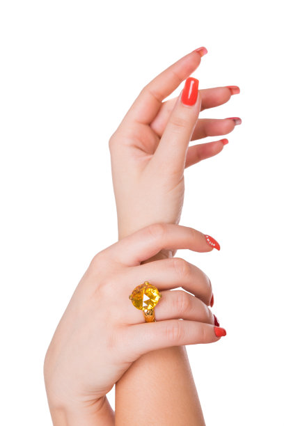 女性手上戴着黄柠檬黄的戒指图片下载