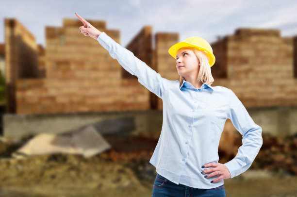 女工程师戴着头盔，指着高发展图片下载