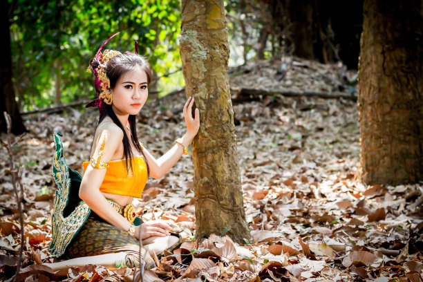 泰国妇女穿着泰国服饰，认同泰国文化图片下载