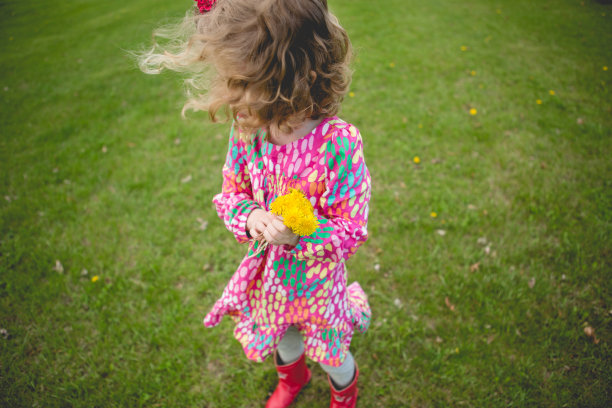 带着花的风女孩图片下载