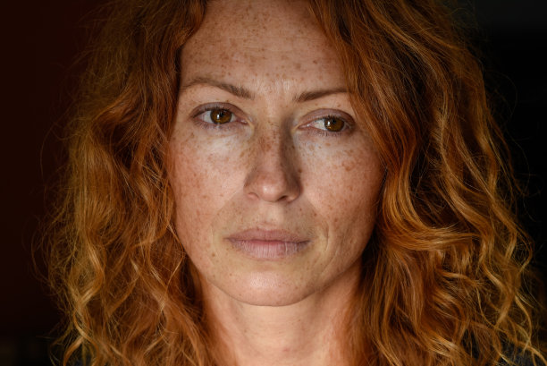 红发忧郁女人的肖像图片下载
