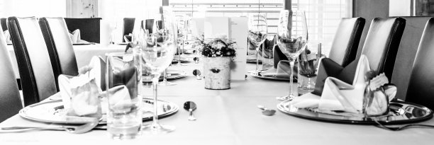 餐厅餐桌上摆放的特写镜头图片下载