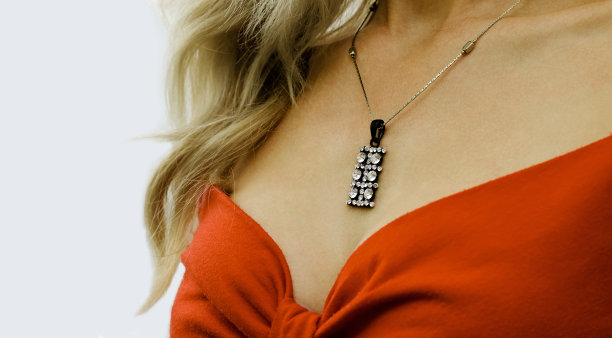 女人展示了珠宝图片下载