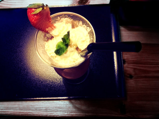 鸡尾酒草莓奶油奶昔的照片图片下载