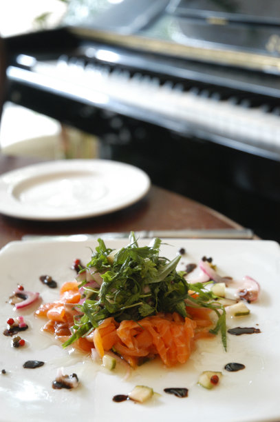 三文鱼菜火箭配菜和一架苏珍钢琴图片下载