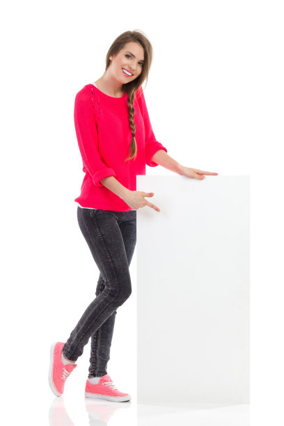 微笑的女孩和一张海报图片下载