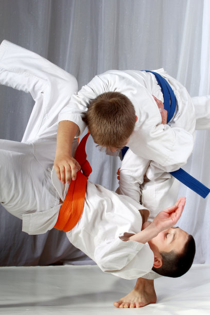 用蓝带训练柔道投掷运动员图片下载