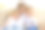 三兄弟在沙发上拥抱图片下载